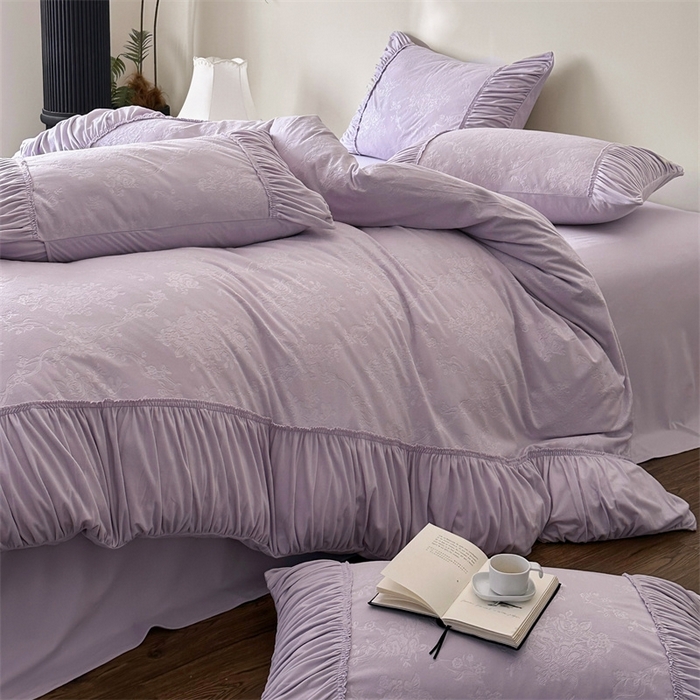 91家纺网 家纺一手货源 找家纺 金奇达家纺 2025新款羽零™空气拉绒四件套热压纹四件套-【爱丽莎】 热压纹【爱丽莎】系列，标准号全网控价（折后券后）不低于218元 会员减45元 爱丽莎-浅紫