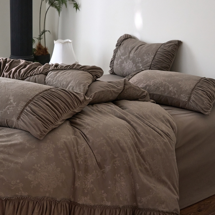 91家纺网 家纺一手货源 找家纺 金奇达家纺 2025新款羽零™空气拉绒四件套热压纹四件套-【爱丽莎】 热压纹【爱丽莎】系列，标准号全网控价（折后券后）不低于218元 会员减45元 爱丽莎-深咖