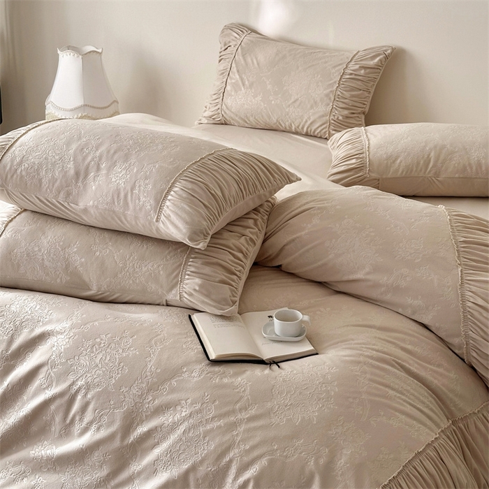 91家纺网 家纺一手货源 找家纺 （总）金奇达家纺 2025新款羽零™空气拉绒四件套热压纹四件套-【爱丽莎】 热压纹【爱丽莎】系列，标准号全网控价（折后券后）不低于218元 会员减45元