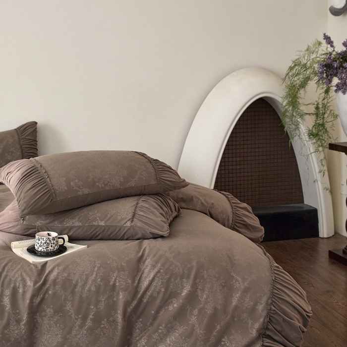 91家纺网 家纺一手货源 找家纺 金奇达家纺 2025新款羽零™空气拉绒四件套热压纹四件套-【爱丽莎】 热压纹【爱丽莎】系列，标准号全网控价（折后券后）不低于218元 会员减45元 爱丽莎-深咖