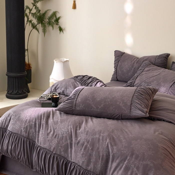 91家纺网 家纺一手货源 找家纺 金奇达家纺 2025新款羽零™空气拉绒四件套热压纹四件套-【爱丽莎】 热压纹【爱丽莎】系列，标准号全网控价（折后券后）不低于218元 会员减45元 爱丽莎-深灰