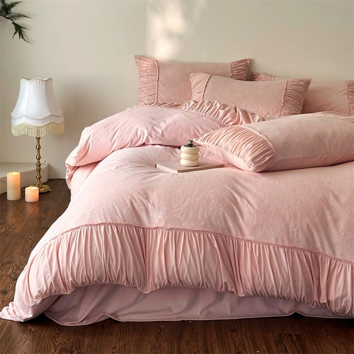 91家纺网 家纺一手货源 找家纺 金奇达家纺 2025新款羽零™空气拉绒四件套热压纹四件套-【爱丽莎】 热压纹【爱丽莎】系列，标准号全网控价（折后券后）不低于218元 会员减45元 爱丽莎-浅粉