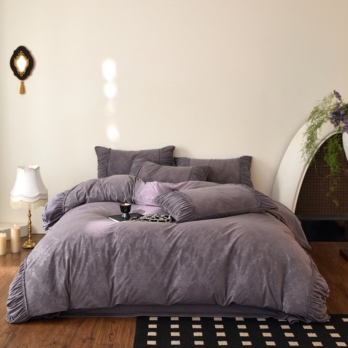 91家纺网 家纺一手货源 找家纺 金奇达家纺 2025新款羽零™空气拉绒四件套热压纹四件套-【爱丽莎】 热压纹【爱丽莎】系列，标准号全网控价（折后券后）不低于218元 会员减45元 爱丽莎-深灰