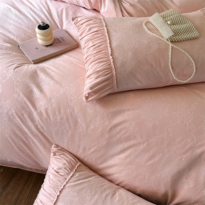 91家纺网 家纺一手货源 找家纺 金奇达家纺 2025新款羽零™空气拉绒四件套热压纹四件套-【爱丽莎】 热压纹【爱丽莎】系列，标准号全网控价（折后券后）不低于218元 会员减45元 爱丽莎-浅粉