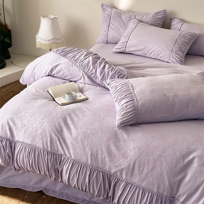 91家纺网 家纺一手货源 找家纺 金奇达家纺 2025新款羽零™空气拉绒四件套热压纹四件套-【爱丽莎】 热压纹【爱丽莎】系列，标准号全网控价（折后券后）不低于218元 会员减45元 爱丽莎-浅紫