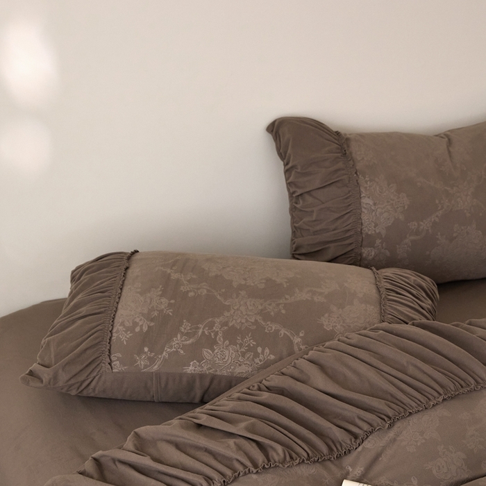 91家纺网 家纺一手货源 找家纺 金奇达家纺 2025新款羽零™空气拉绒四件套热压纹四件套-【爱丽莎】 热压纹【爱丽莎】系列，标准号全网控价（折后券后）不低于218元 会员减45元 爱丽莎-深咖