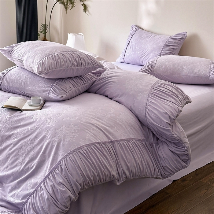 91家纺网 家纺一手货源 找家纺 金奇达家纺 2025新款羽零™空气拉绒四件套热压纹四件套-【爱丽莎】 热压纹【爱丽莎】系列，标准号全网控价（折后券后）不低于218元 会员减45元 爱丽莎-浅紫