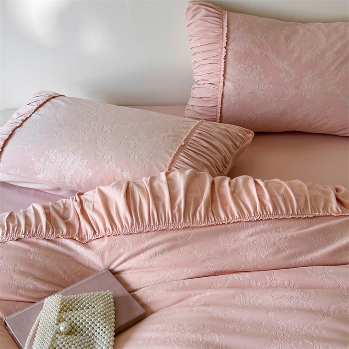 91家纺网 家纺一手货源 找家纺 金奇达家纺 2025新款羽零™空气拉绒四件套热压纹四件套-【爱丽莎】 热压纹【爱丽莎】系列，标准号全网控价（折后券后）不低于218元 会员减45元 爱丽莎-浅粉