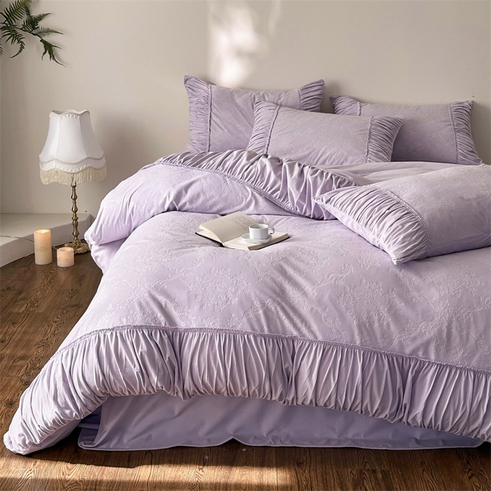 91家纺网 家纺一手货源 找家纺 金奇达家纺 2025新款羽零™空气拉绒四件套热压纹四件套-【爱丽莎】 热压纹【爱丽莎】系列，标准号全网控价（折后券后）不低于218元 会员减45元 爱丽莎-浅紫