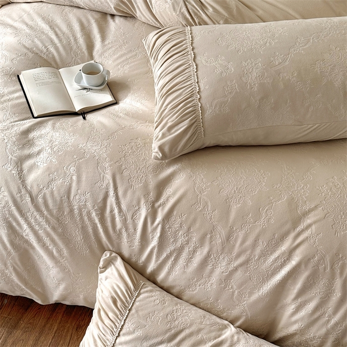 91家纺网 家纺一手货源 找家纺 （总）金奇达家纺 2025新款羽零™空气拉绒四件套热压纹四件套-【爱丽莎】 热压纹【爱丽莎】系列，标准号全网控价（折后券后）不低于218元 会员减45元