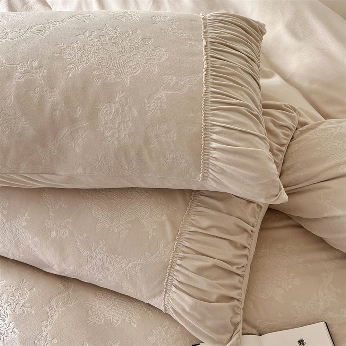 91家纺网 家纺一手货源 找家纺 （总）金奇达家纺 2025新款羽零™空气拉绒四件套热压纹四件套-【爱丽莎】 热压纹【爱丽莎】系列，标准号全网控价（折后券后）不低于218元 会员减45元