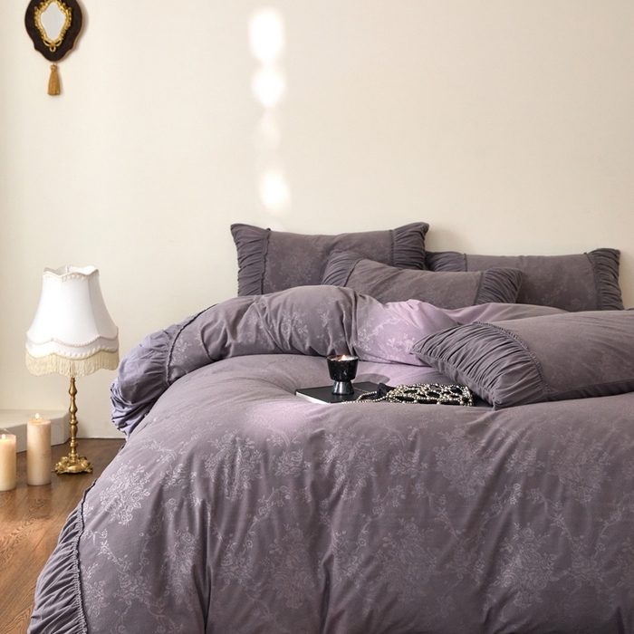 91家纺网 家纺一手货源 找家纺 金奇达家纺 2025新款羽零™空气拉绒四件套热压纹四件套-【爱丽莎】 热压纹【爱丽莎】系列，标准号全网控价（折后券后）不低于218元 会员减45元 爱丽莎-深灰