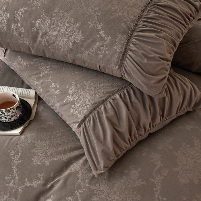 91家纺网 家纺一手货源 找家纺 金奇达家纺 2025新款羽零™空气拉绒四件套热压纹四件套-【爱丽莎】 热压纹【爱丽莎】系列，标准号全网控价（折后券后）不低于218元 会员减45元 爱丽莎-深咖