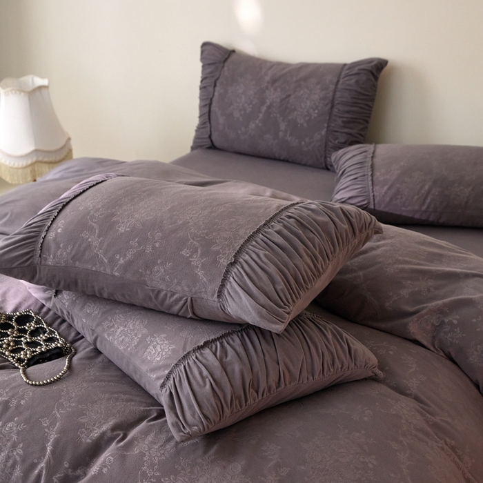 91家纺网 家纺一手货源 找家纺 金奇达家纺 2025新款羽零™空气拉绒四件套热压纹四件套-【爱丽莎】 热压纹【爱丽莎】系列，标准号全网控价（折后券后）不低于218元 会员减45元 爱丽莎-深灰