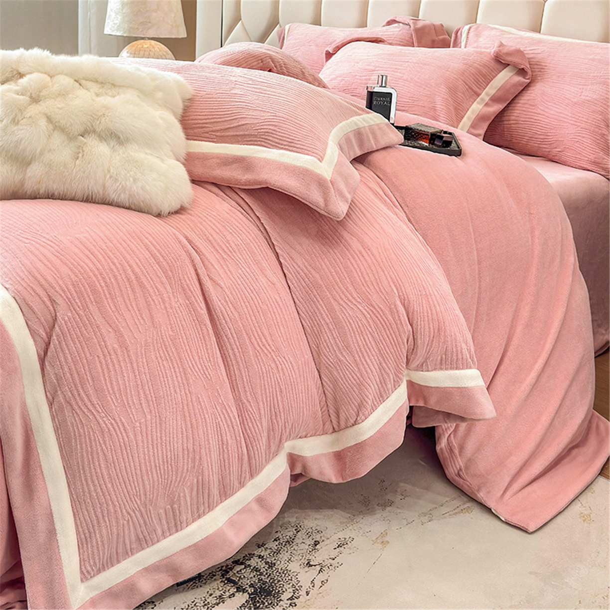 91家纺网 家纺一手货源 找家纺 家居1号家纺 2025新款230克全消光瑞丽牛奶绒烂花四件套（控价标准258加大278 会员优惠10元） 瑞丽-雅粉