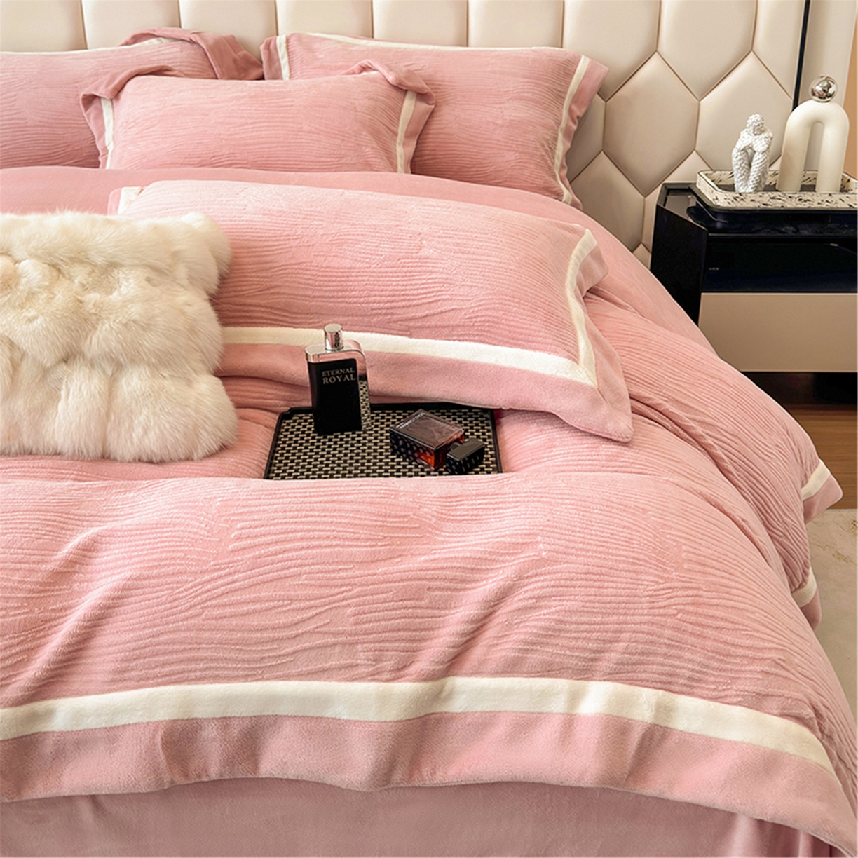 91家纺网 家纺一手货源 找家纺 家居1号家纺 2025新款230克全消光瑞丽牛奶绒烂花四件套（控价标准258加大278 会员优惠10元） 瑞丽-雅粉