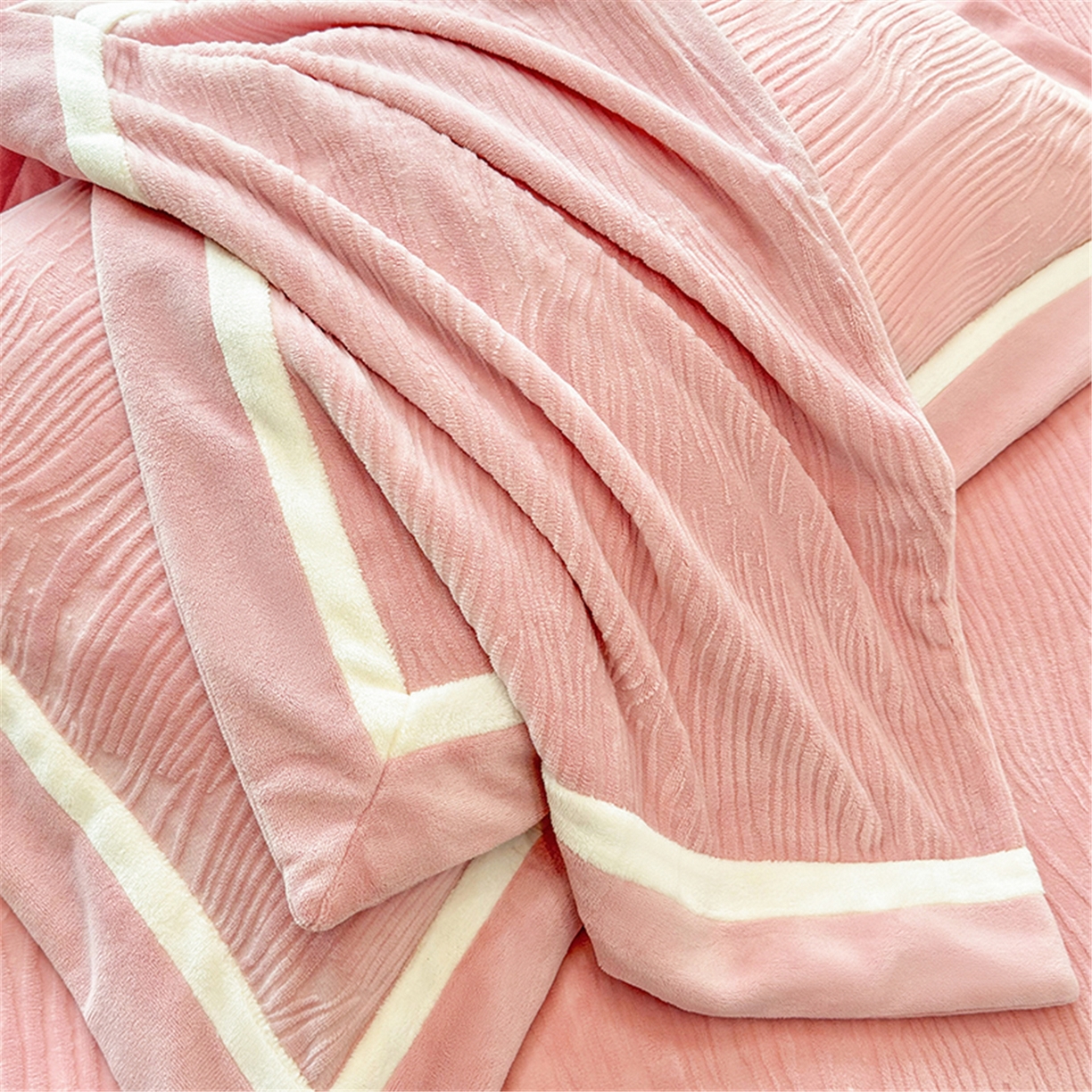 91家纺网 家纺一手货源 找家纺 家居1号家纺 2025新款230克全消光瑞丽牛奶绒烂花四件套（控价标准258加大278 会员优惠10元） 瑞丽-雅粉