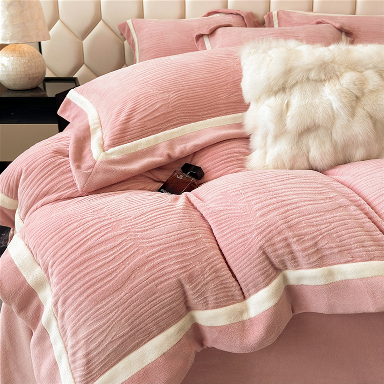 91家纺网 家纺一手货源 找家纺 家居1号家纺 2025新款230克全消光瑞丽牛奶绒烂花四件套（控价标准258加大278 会员优惠10元） 瑞丽-雅粉