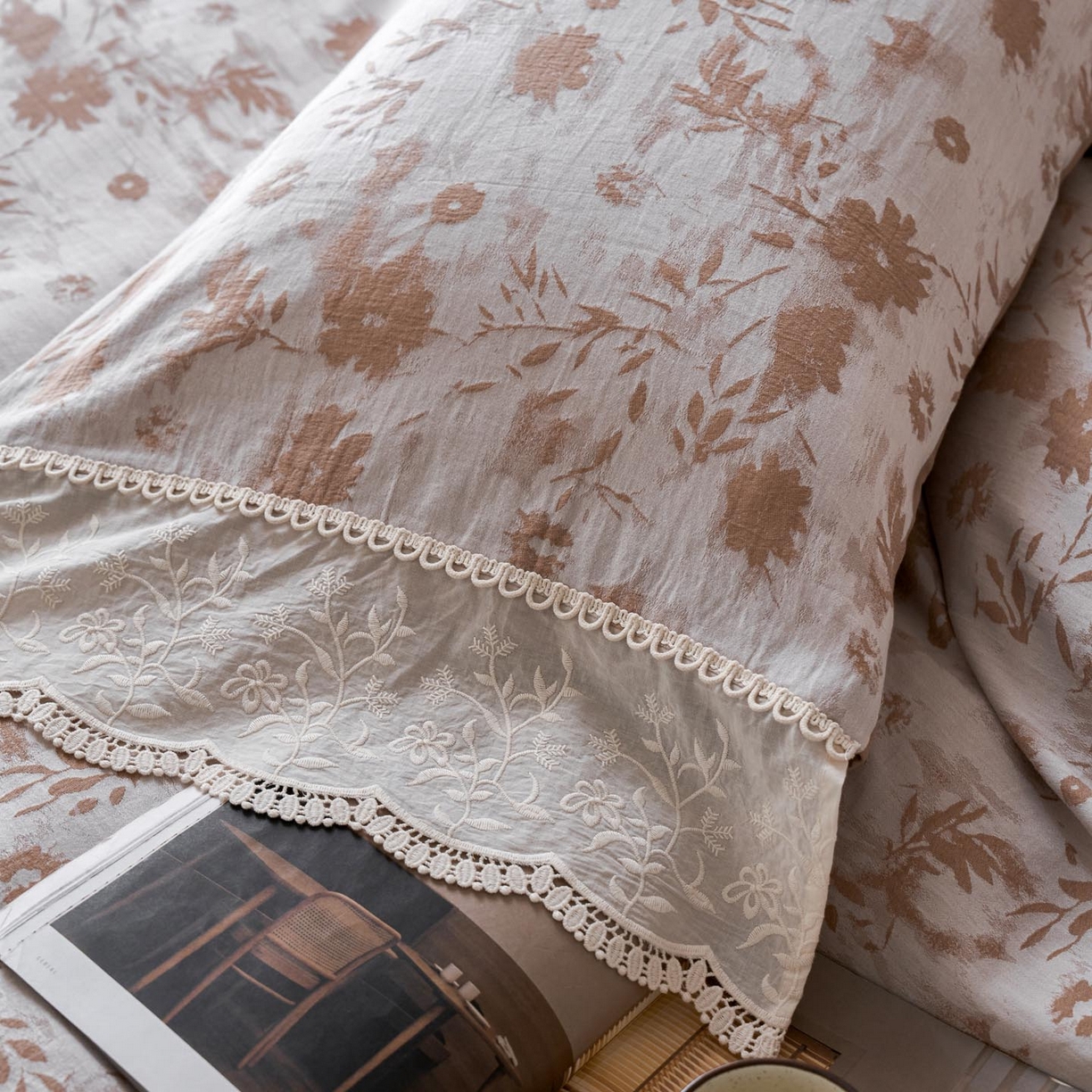 91家纺网 家纺一手货源 找家纺 涵宸家纺 2025新款A类全棉磨毛色织提花花边四件套 墨菡-咖