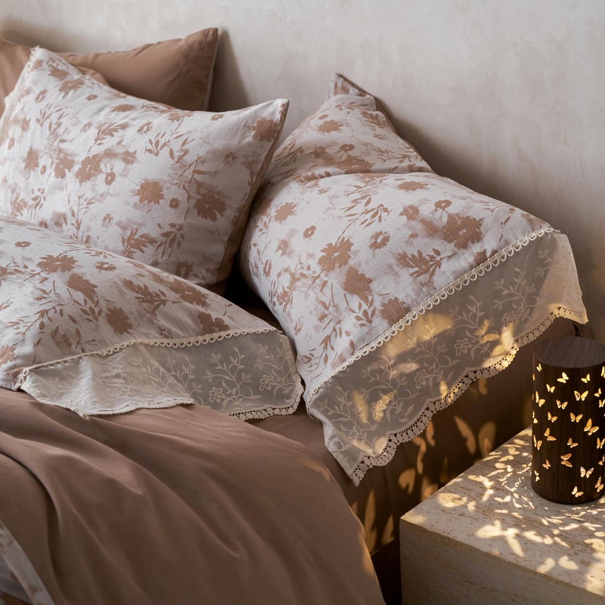 91家纺网 家纺一手货源 找家纺 涵宸家纺 2025新款A类全棉磨毛色织提花花边四件套 墨菡-咖