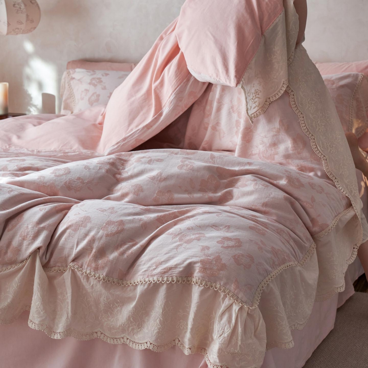 91家纺网 家纺一手货源 找家纺 涵宸家纺 2025新款A类全棉磨毛色织提花花边四件套 月移棠-粉