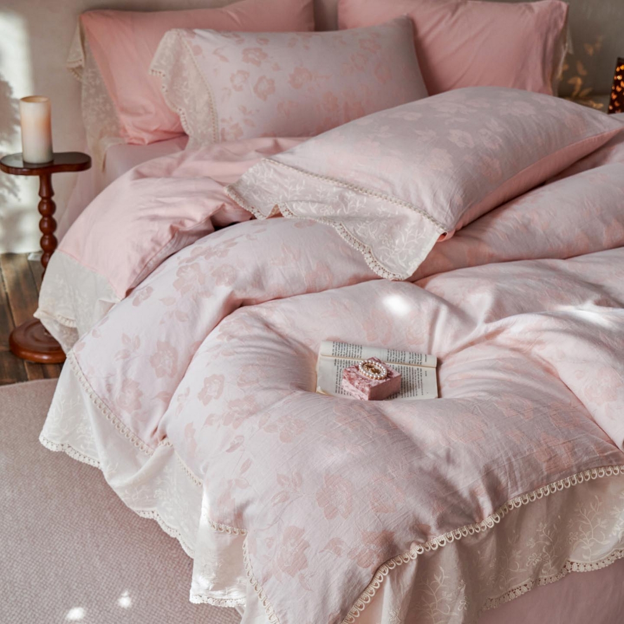 91家纺网 家纺一手货源 找家纺 涵宸家纺 2025新款A类全棉磨毛色织提花花边四件套 月移棠-粉
