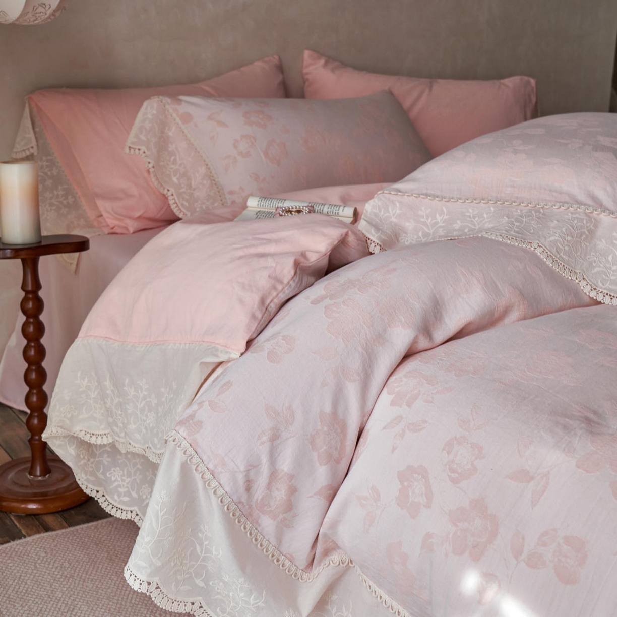 91家纺网 家纺一手货源 找家纺 涵宸家纺 2025新款A类全棉磨毛色织提花花边四件套 月移棠-粉