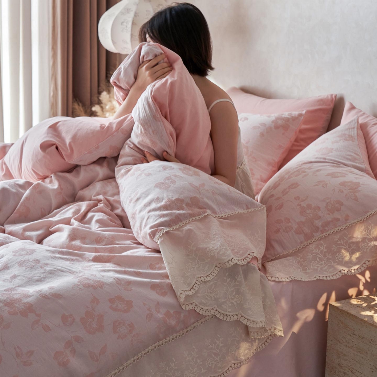 91家纺网 家纺一手货源 找家纺 涵宸家纺 2025新款A类全棉磨毛色织提花花边四件套 月移棠-粉