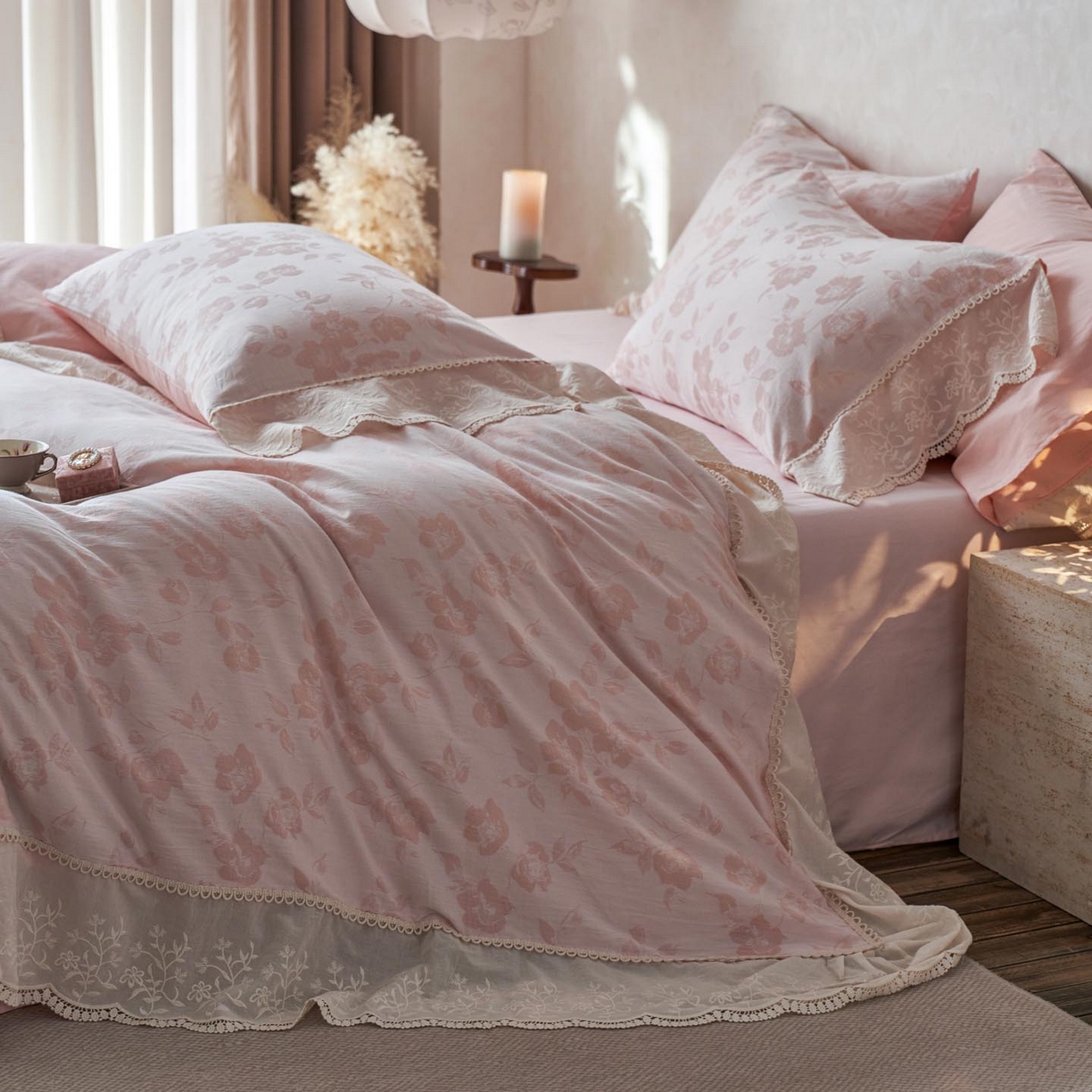 91家纺网 家纺一手货源 找家纺 涵宸家纺 2025新款A类全棉磨毛色织提花花边四件套 月移棠-粉