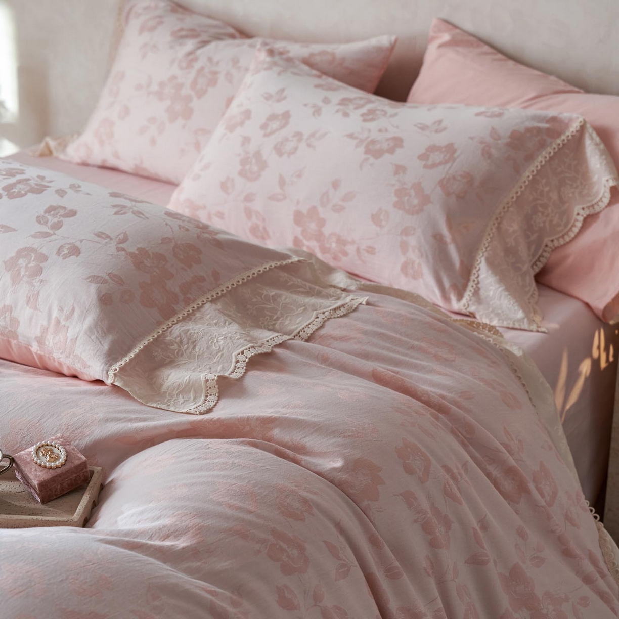 91家纺网 家纺一手货源 找家纺 涵宸家纺 2025新款A类全棉磨毛色织提花花边四件套 月移棠-粉