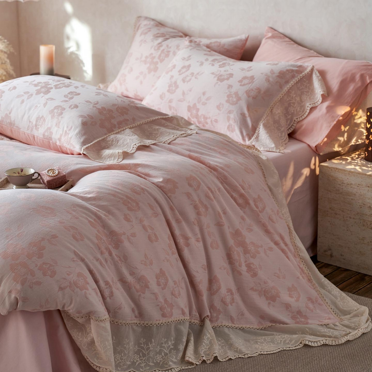 91家纺网 家纺一手货源 找家纺 涵宸家纺 2025新款A类全棉磨毛色织提花花边四件套 月移棠-粉