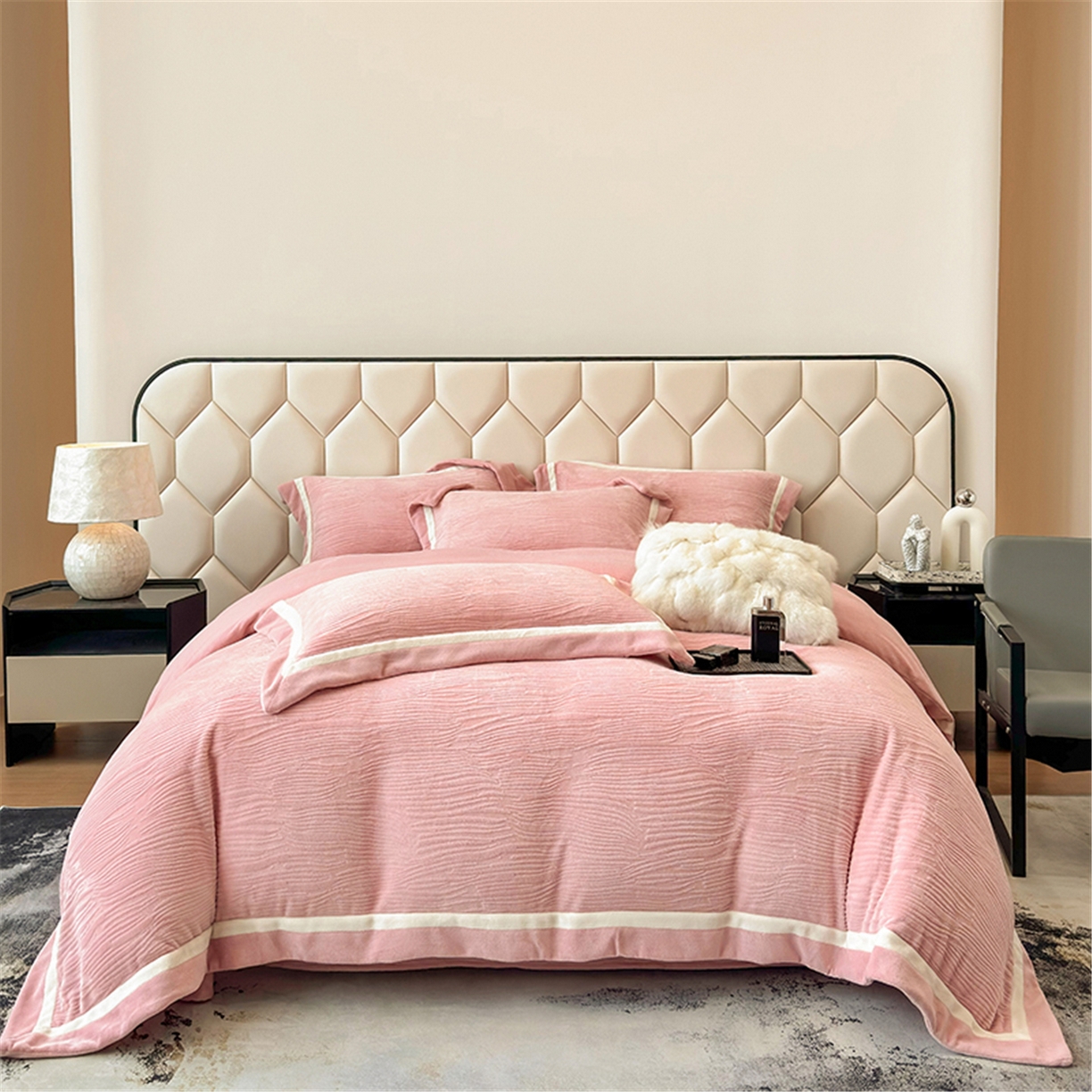 91家纺网 家纺一手货源 找家纺 家居1号家纺 2025新款230克全消光瑞丽牛奶绒烂花四件套（控价标准258加大278 会员优惠10元） 瑞丽-雅粉