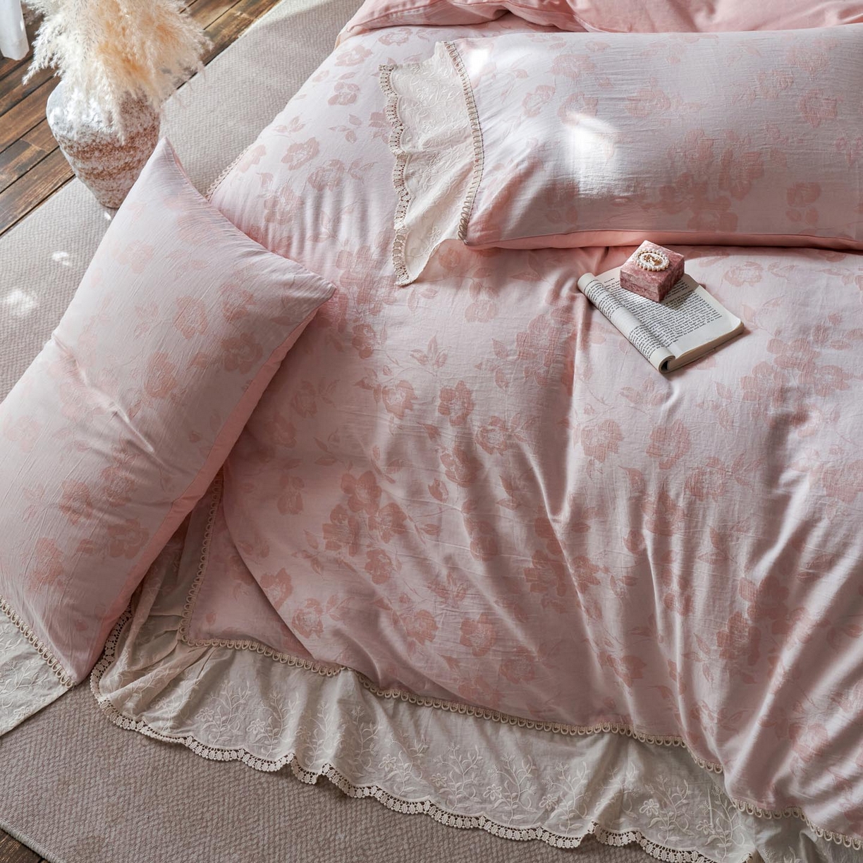 91家纺网 家纺一手货源 找家纺 涵宸家纺 2025新款A类全棉磨毛色织提花花边四件套 月移棠-粉