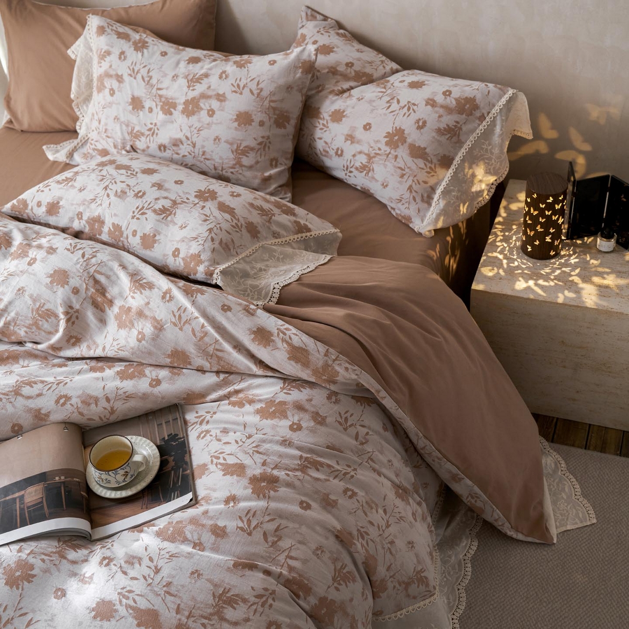 91家纺网 家纺一手货源 找家纺 涵宸家纺 2025新款A类全棉磨毛色织提花花边四件套 墨菡-咖