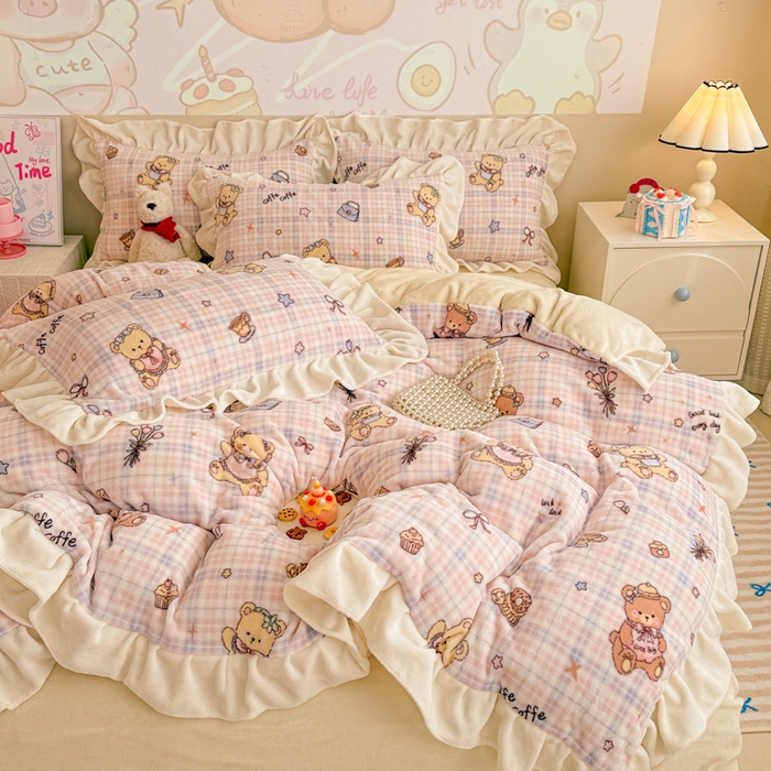 91家纺网 家纺一手货源 找家纺 芯贝儿 2025款加厚小清新花边牛奶绒卡通四件套 Q萌小熊