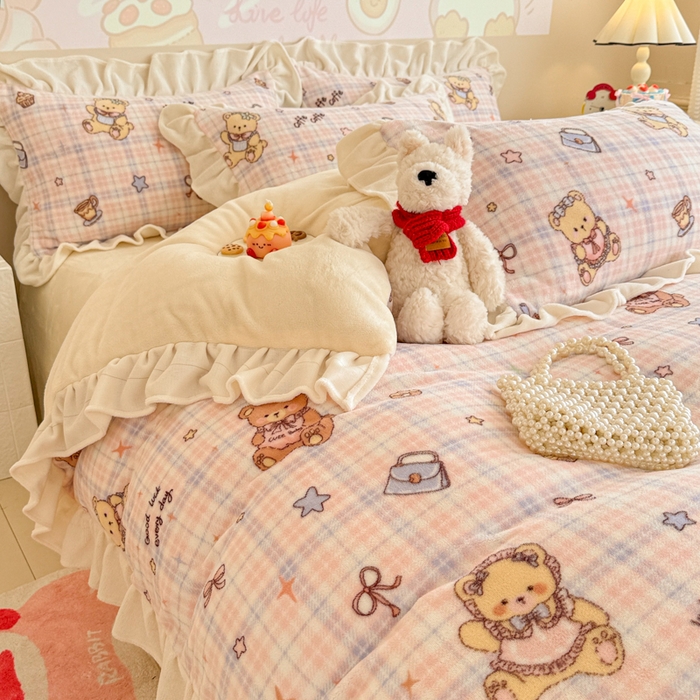 91家纺网 家纺一手货源 找家纺 芯贝儿 2025款加厚小清新花边牛奶绒卡通四件套 Q萌小熊