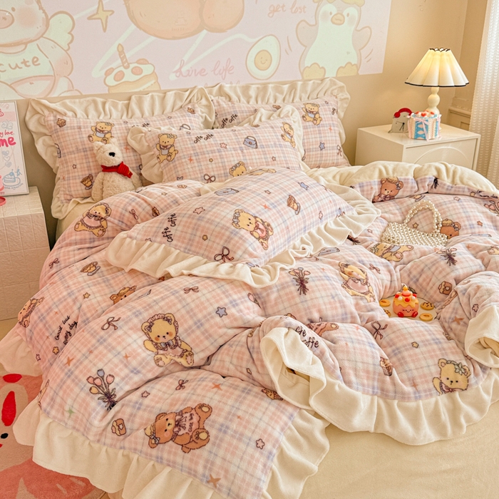 91家纺网 家纺一手货源 找家纺 芯贝儿 2025款加厚小清新花边牛奶绒卡通四件套 Q萌小熊