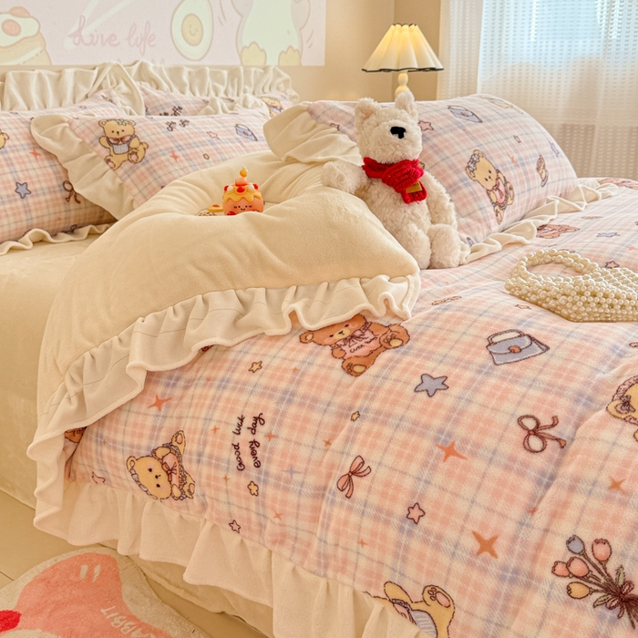 91家纺网 家纺一手货源 找家纺 芯贝儿 2025款加厚小清新花边牛奶绒卡通四件套 Q萌小熊