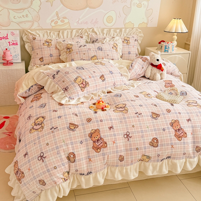 91家纺网 家纺一手货源 找家纺 芯贝儿 2025款加厚小清新花边牛奶绒卡通四件套 Q萌小熊