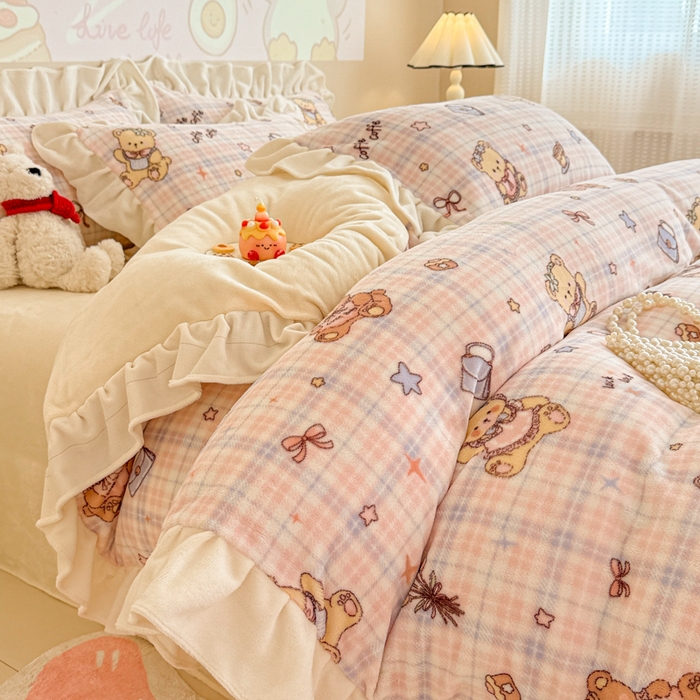 91家纺网 家纺一手货源 找家纺 芯贝儿 2025款加厚小清新花边牛奶绒卡通四件套 Q萌小熊