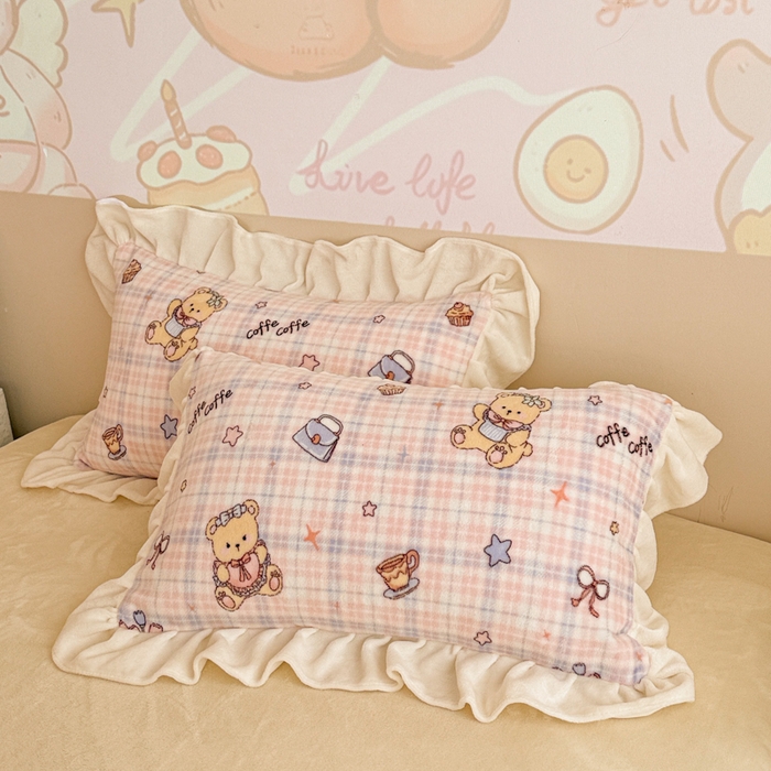 91家纺网 家纺一手货源 找家纺 芯贝儿 2025款加厚小清新花边牛奶绒卡通四件套 Q萌小熊