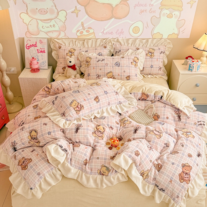 91家纺网 家纺一手货源 找家纺 芯贝儿 2025款加厚小清新花边牛奶绒卡通四件套 Q萌小熊