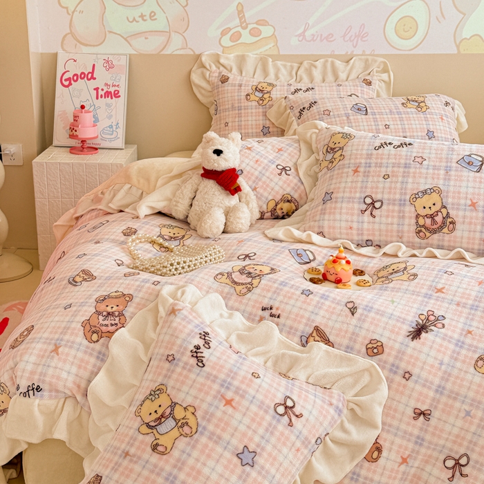 91家纺网 家纺一手货源 找家纺 芯贝儿 2025款加厚小清新花边牛奶绒卡通四件套 Q萌小熊