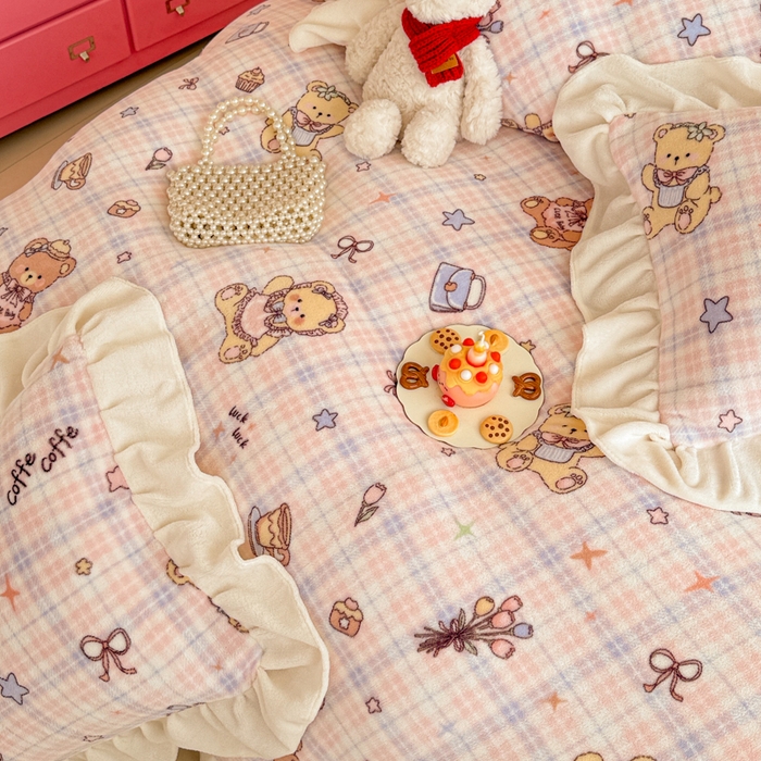 91家纺网 家纺一手货源 找家纺 芯贝儿 2025款加厚小清新花边牛奶绒卡通四件套 Q萌小熊