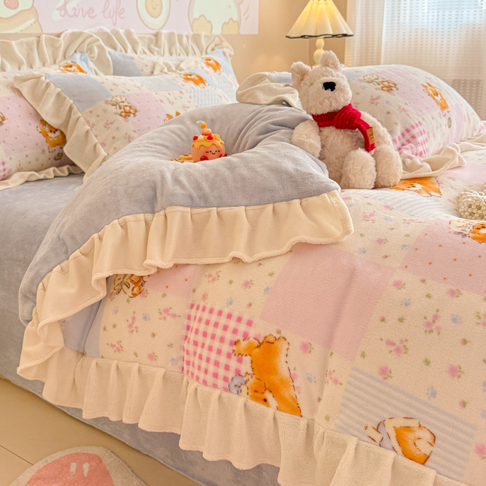 91家纺网 家纺一手货源 找家纺 芯贝儿 2025款加厚小清新花边牛奶绒卡通四件套 花园狗