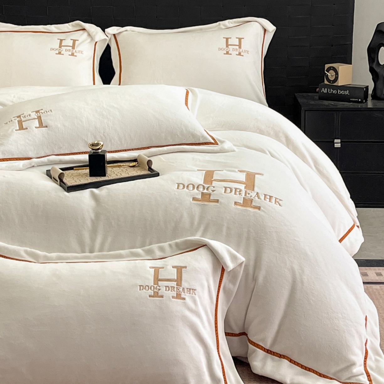 91家纺网 家纺一手货源 找家纺 露梦家纺 2025新款A类牛奶绒工艺款刺绣四件套-艾伦系列（提供买家秀） 艾伦-皓月白