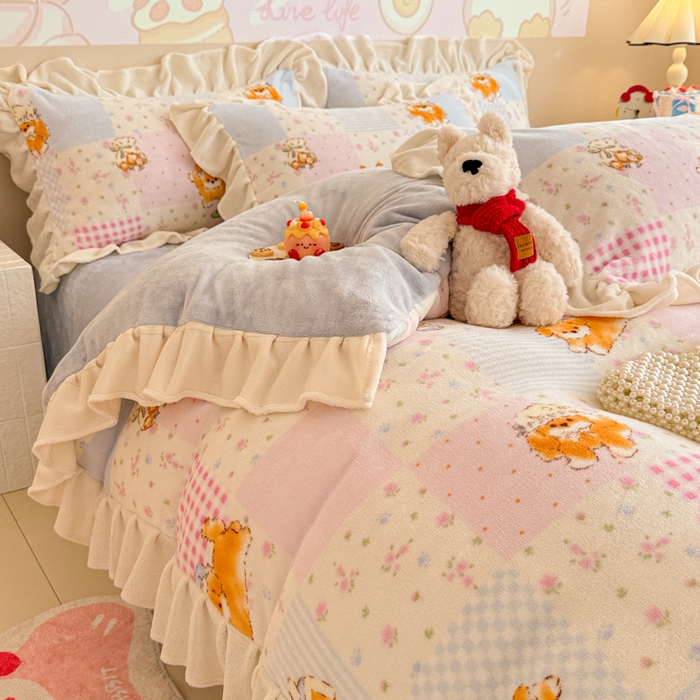 91家纺网 家纺一手货源 找家纺 芯贝儿 2025款加厚小清新花边牛奶绒卡通四件套 花园狗