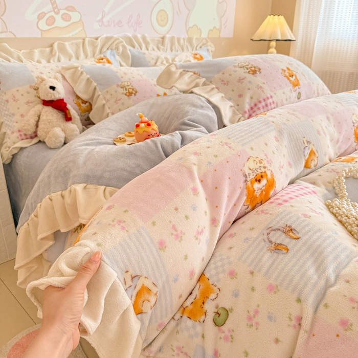 91家纺网 家纺一手货源 找家纺 芯贝儿 2025款加厚小清新花边牛奶绒卡通四件套 花园狗