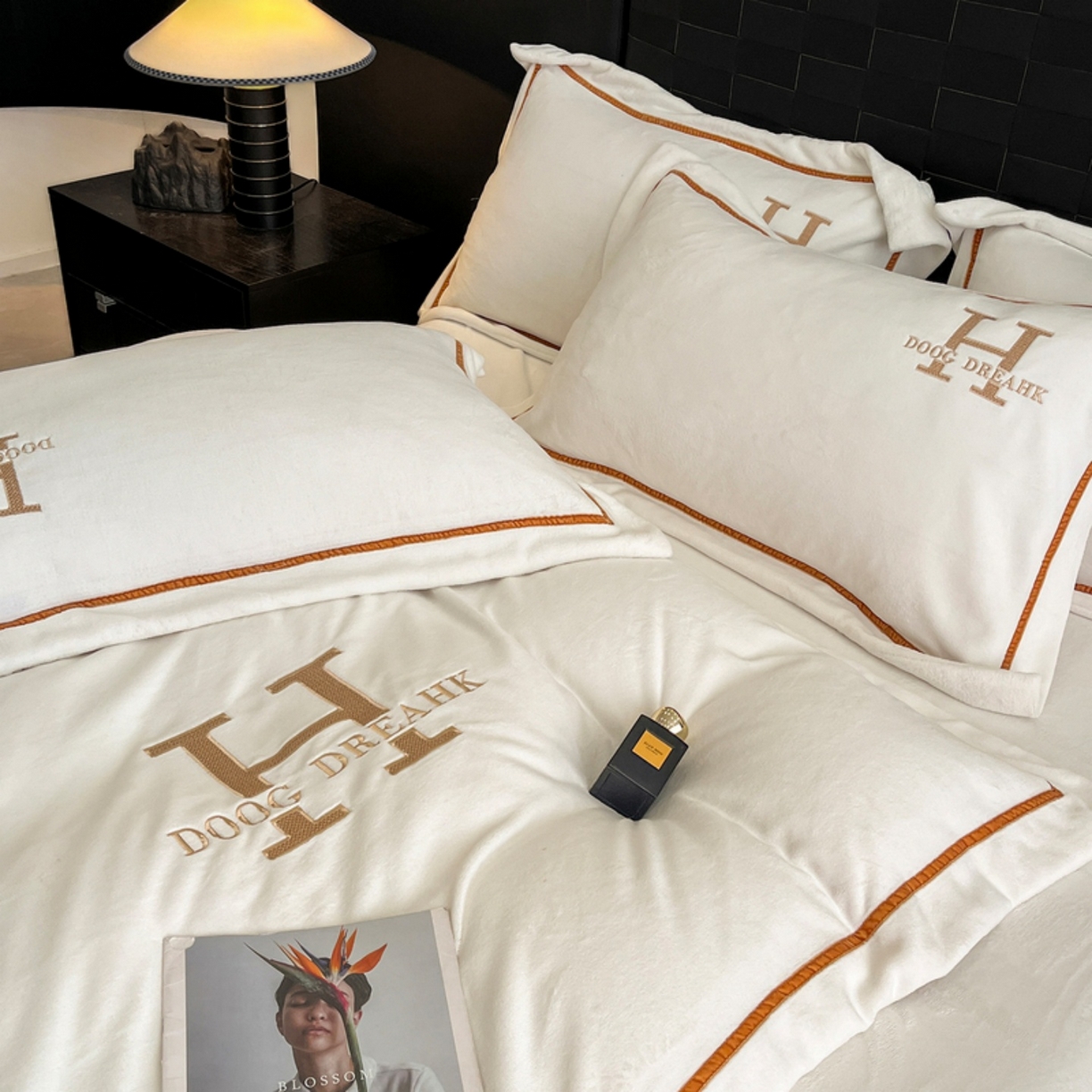 91家纺网 家纺一手货源 找家纺 露梦家纺 2025新款A类牛奶绒工艺款刺绣四件套-艾伦系列（提供买家秀） 艾伦-皓月白