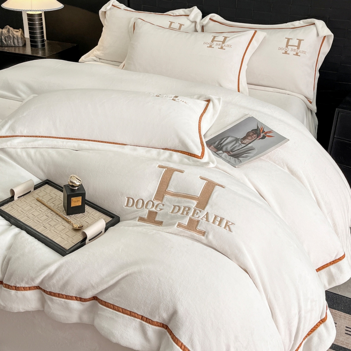 91家纺网 家纺一手货源 找家纺 露梦家纺 2025新款A类牛奶绒工艺款刺绣四件套-艾伦系列（提供买家秀） 艾伦-皓月白